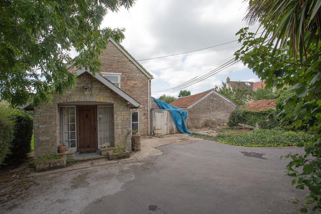 Lot: 50 - COTTAGE FOR COMPLETE REFURBISHMENT - General view access to the property